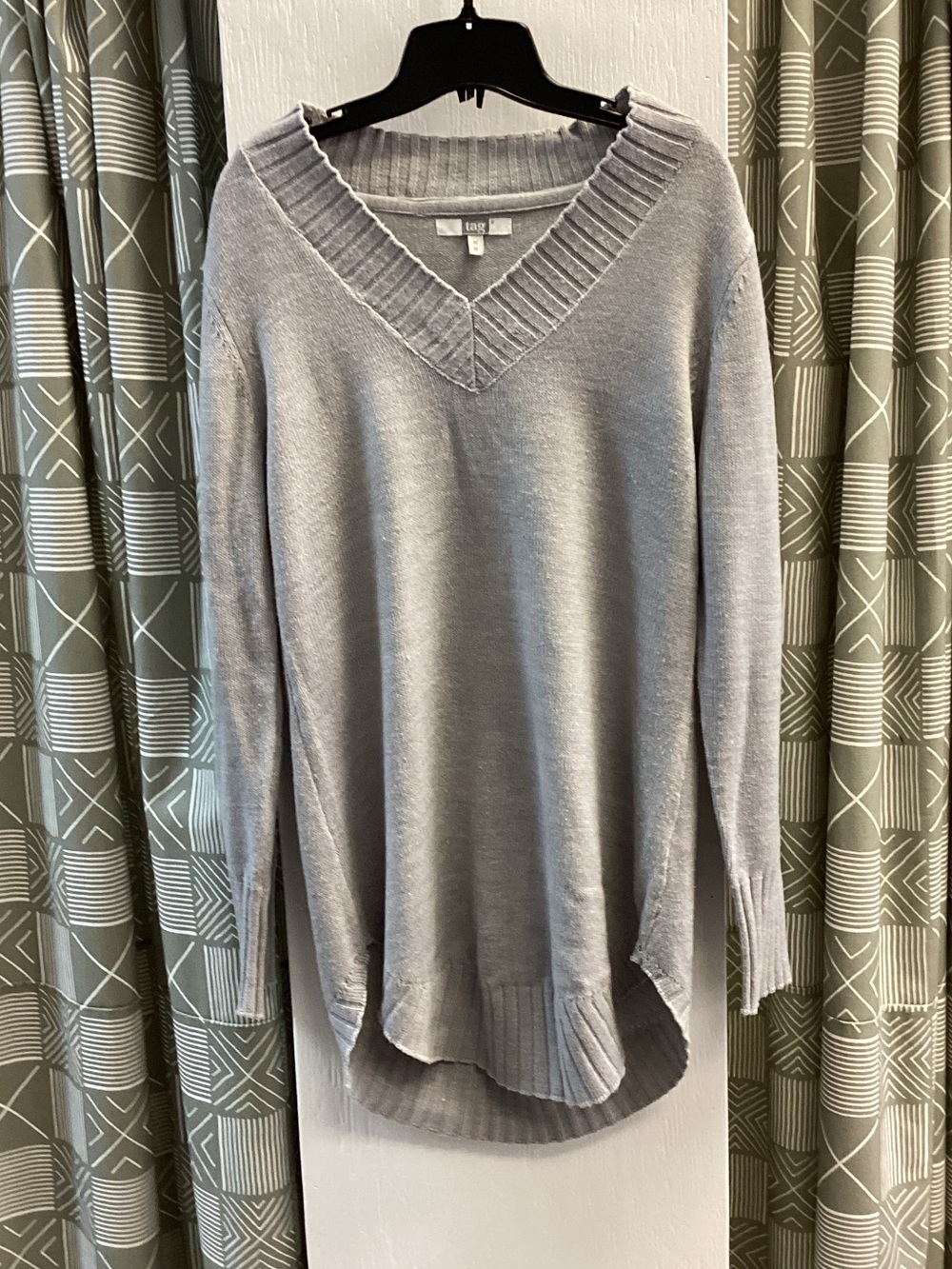 Tag Light Gray V-Neck Long Sleeve Sweater